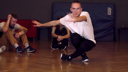 Maja Hodošček, Rushing to my dance class, can’t talk, izsek iz videa, 2016