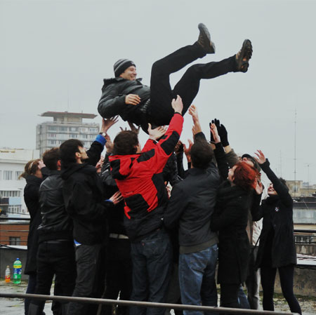 Yoshinori Niwa: Metanje socialista v zrak v Romuniji (Tossing Socialists in the Air in Romania), video, 2010