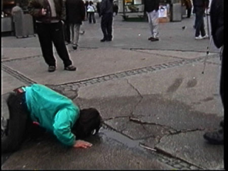 Yoshinori Niwadruga: Prenašanje luže A v lužo B, (Transferring Puddle A to Puddle B), video, 2004