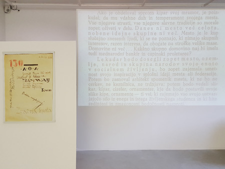Postavitev del na razstavi Besede kot barve, barve kot besede, galerija Vodnikova domačija Šiška, foto: arhiv SCCA-Ljubljana