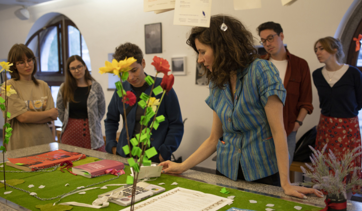 nina-prader-in-glasgow-zine-library_urska-boljkovac-26